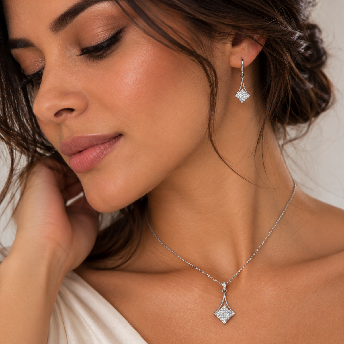 Juego de aretes y collar con gancho colgante de circonita cúbica micro pavé chapado en rodio en plata 925 - STS00409