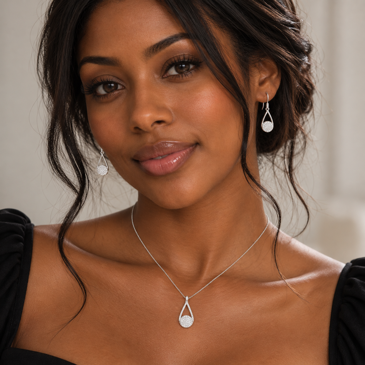 Juego de aretes y collar con gancho colgante con circonita cúbica en forma de lágrima abierta chapada en rodio de plata 925 - STS00411