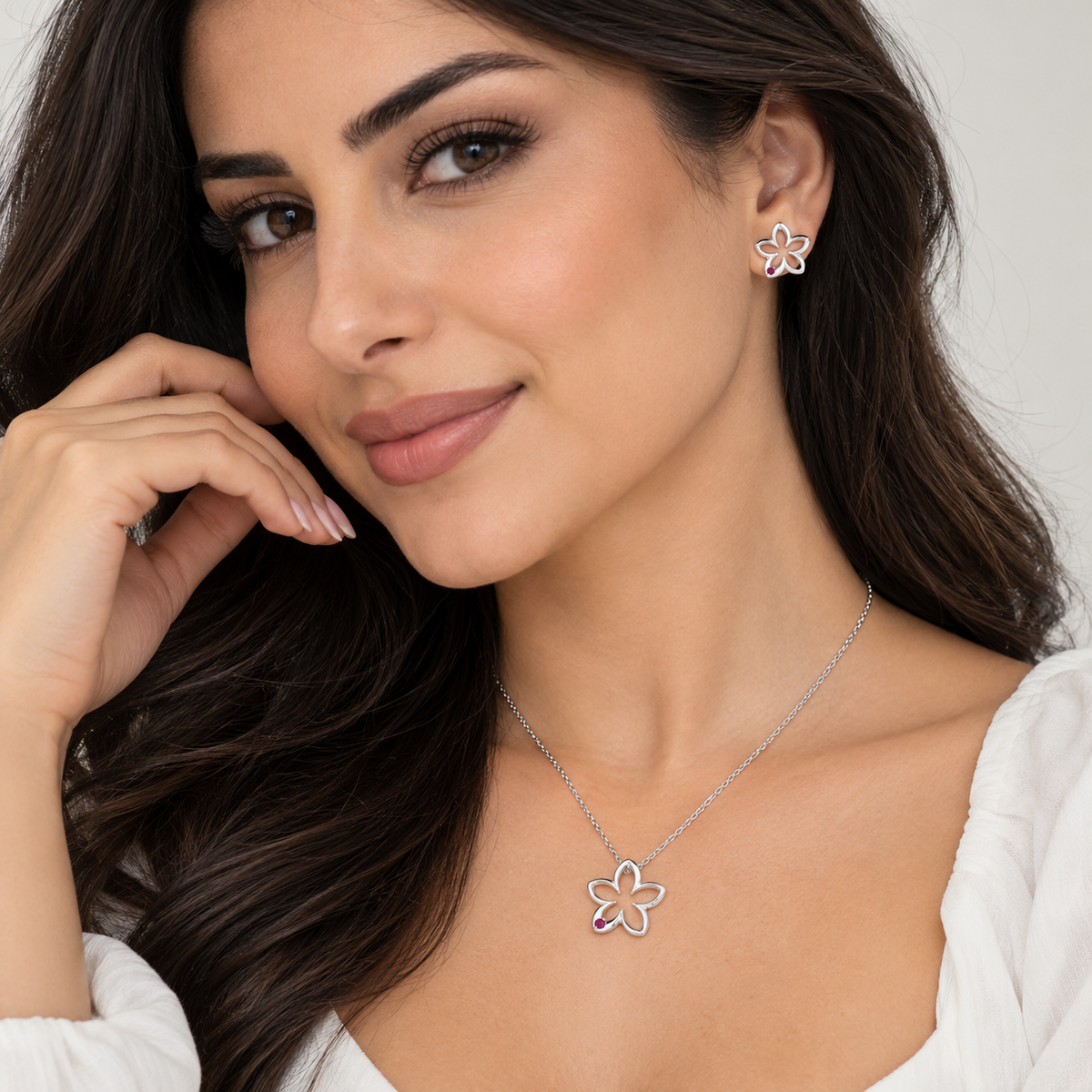Conjunto de aretes y collar con circonita cúbica redonda roja pequeña y flor abierta chapada en rodio de plata 925 - STS00419