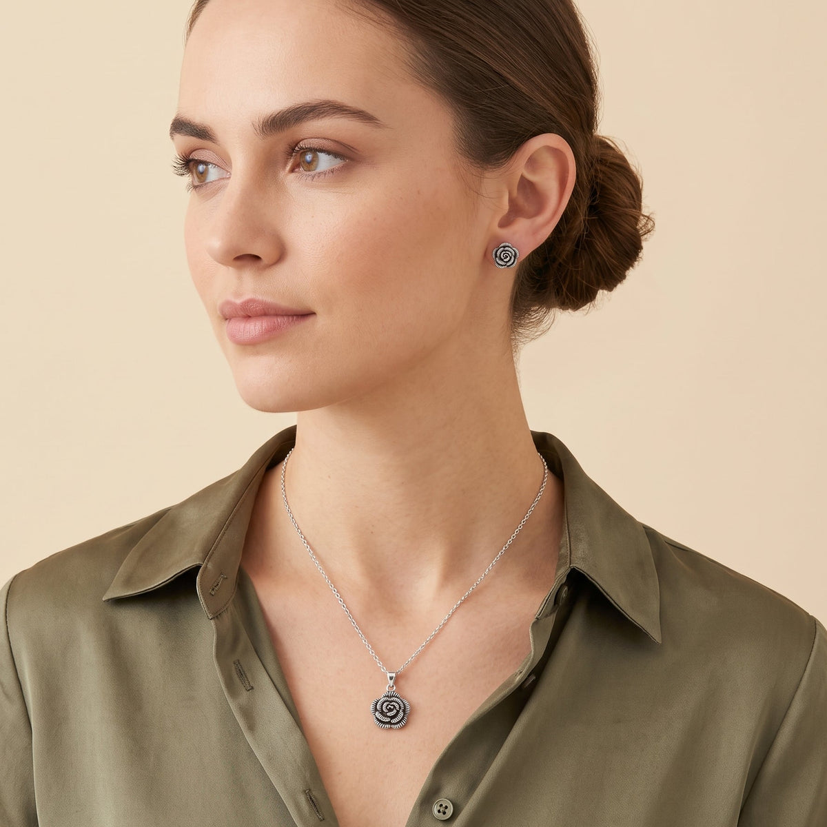 Conjunto de pendientes y collar con circonitas cúbicas en plata de ley 925 rodiada - STS00426