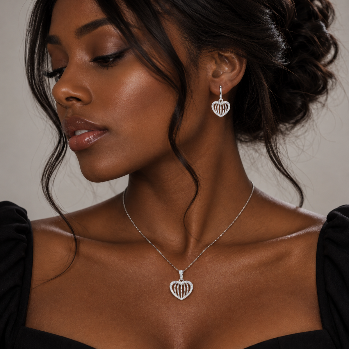 Juego de aretes y collar con circonita cúbica y rayas de corazón abierto chapado en rodio en plata 925 - STS00434