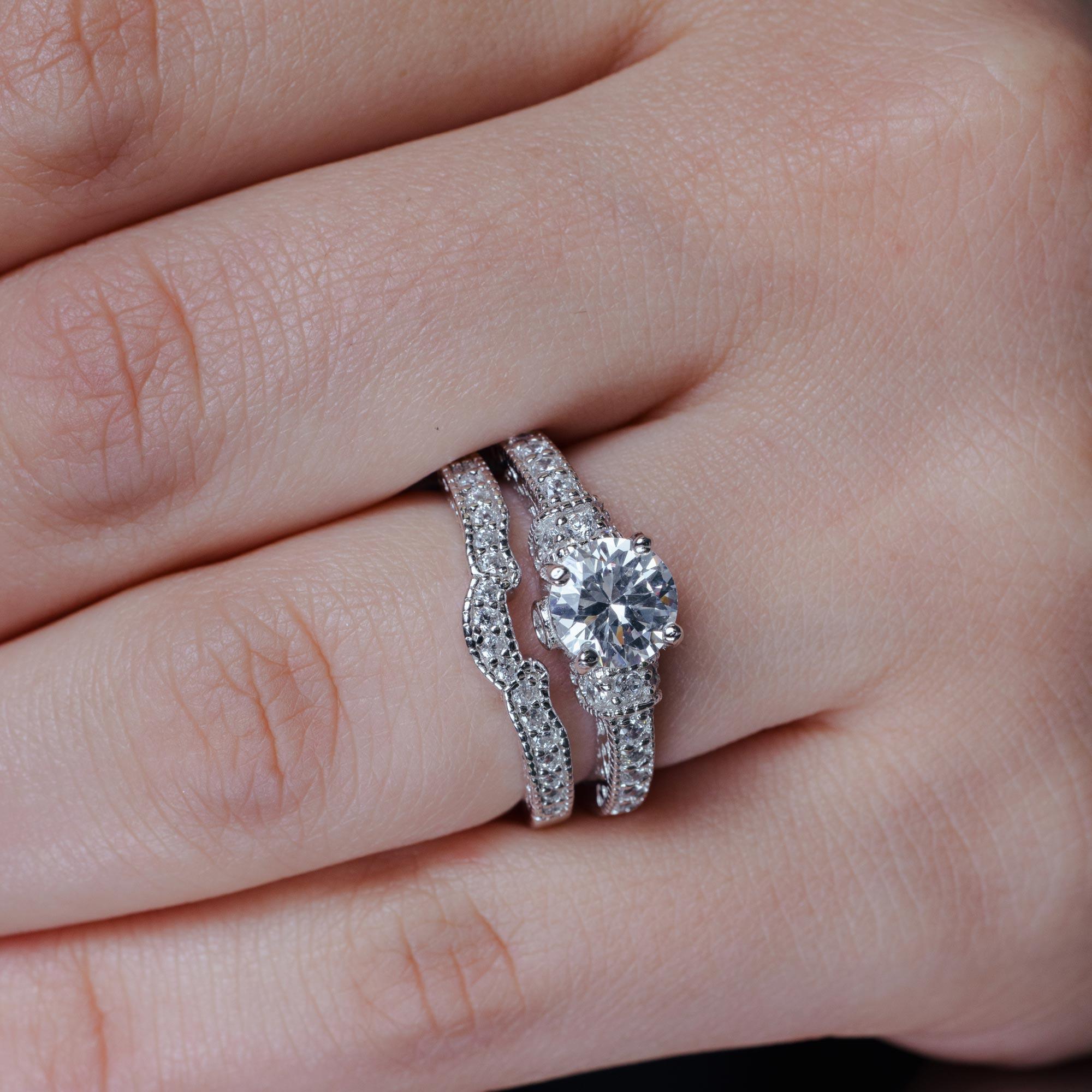Juego de anillos de compromiso con circonita transparente y centro redondo pavé chapado en rodio de plata 925 - ACR00024