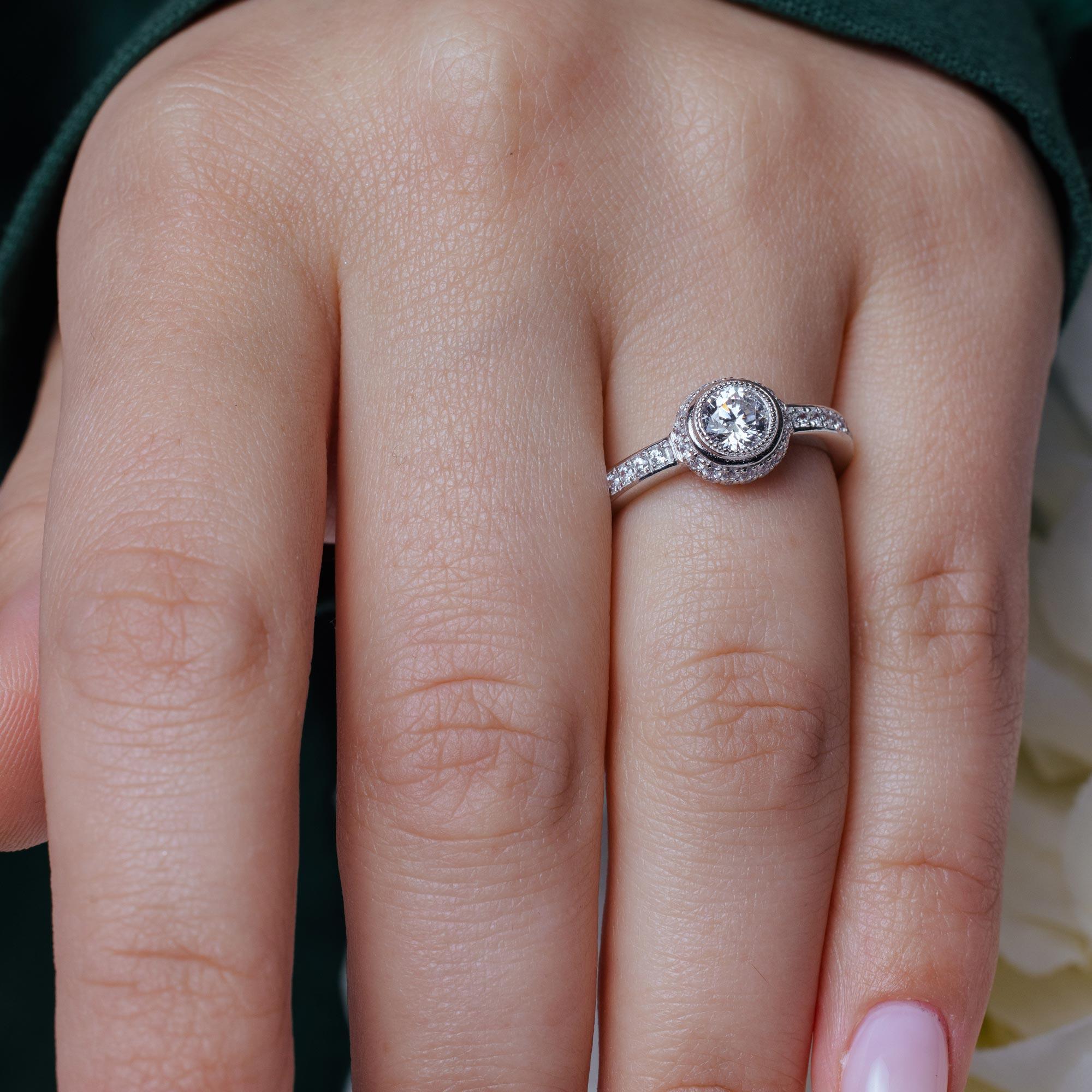 Anillo circular de circonita central redonda con micro pavé chapado en rodio de plata 925 - ACR00046