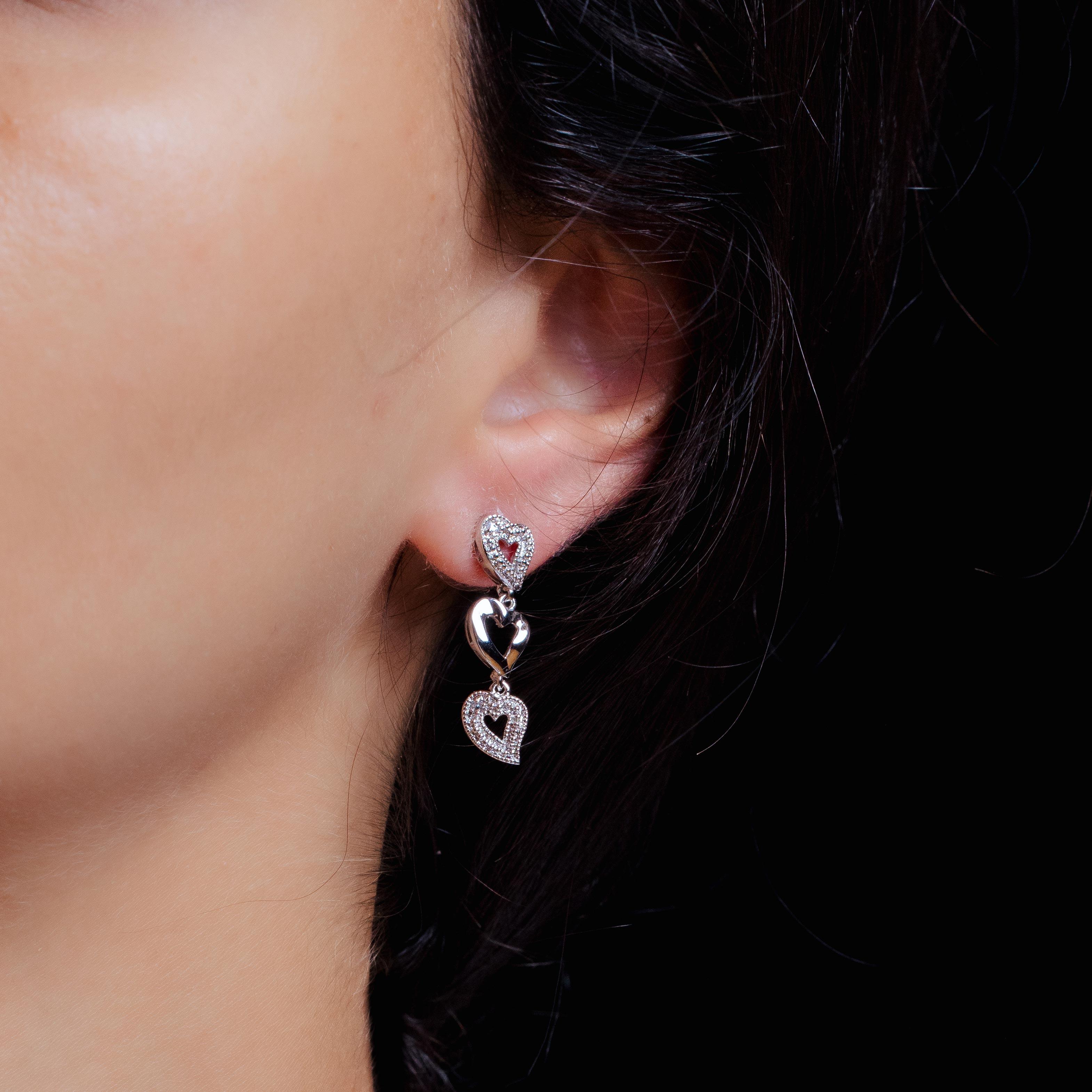 Pendientes colgantes de plata 925 chapados en rodio con múltiples corazones abiertos y circonitas cúbicas - BGE00025