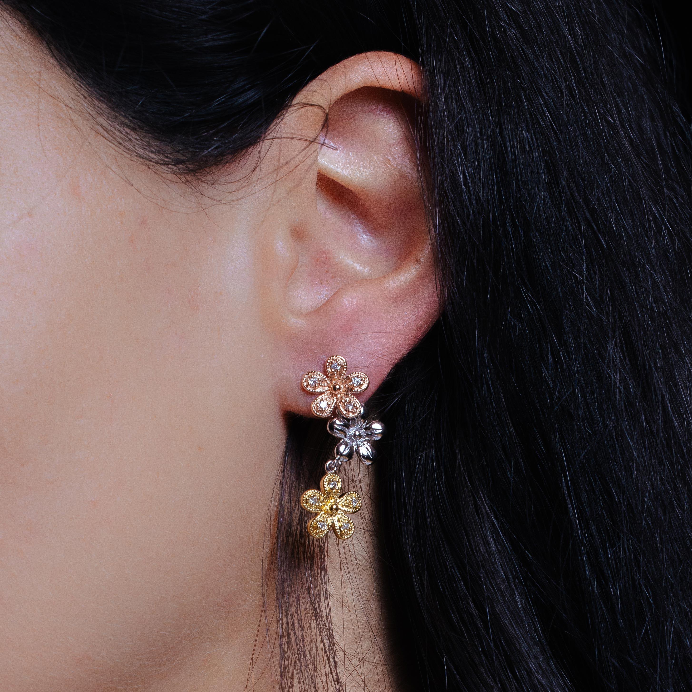 Pendientes colgantes con circonita cúbica y flores multicolores chapados en rodio de plata 925 - BGE00187