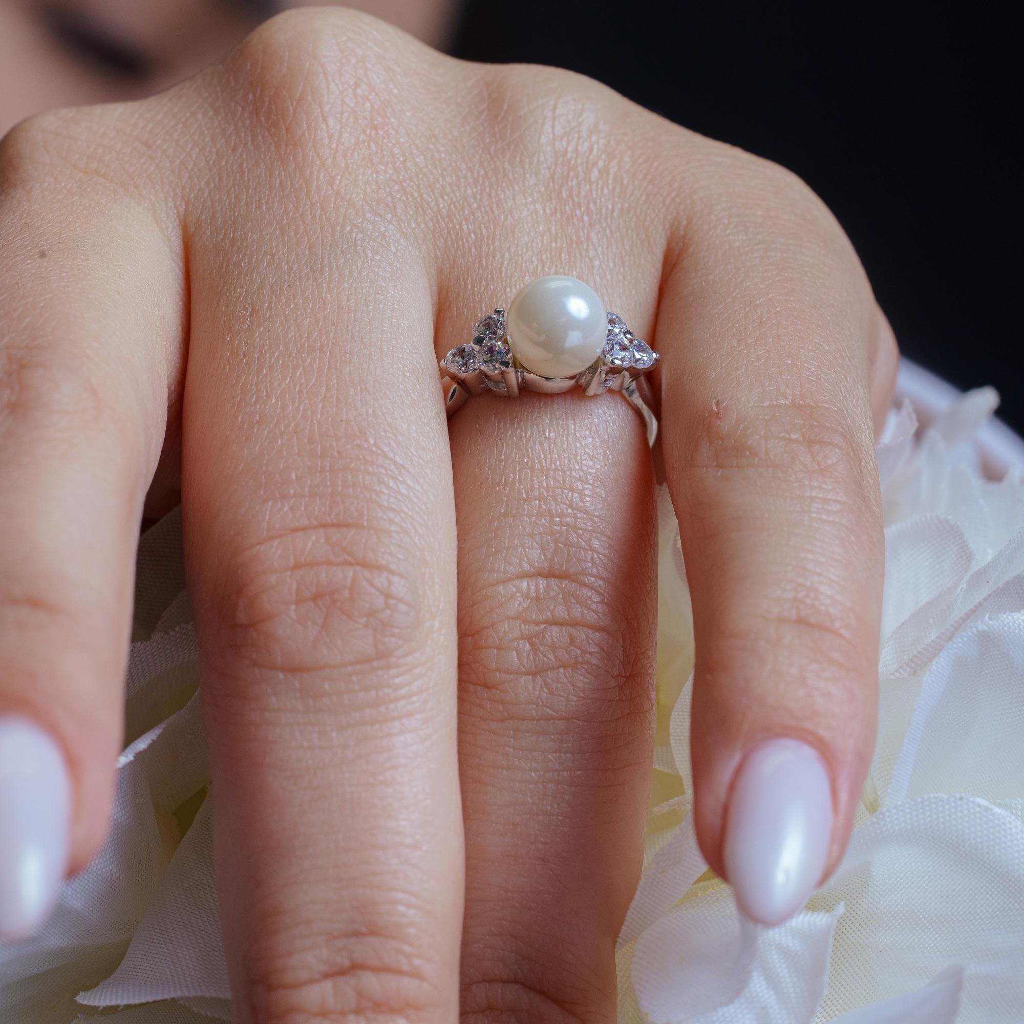 Anillo de plata de ley 925 con centro de perlas sintéticas chapadas en rodio y circonita transparente - BGR00367