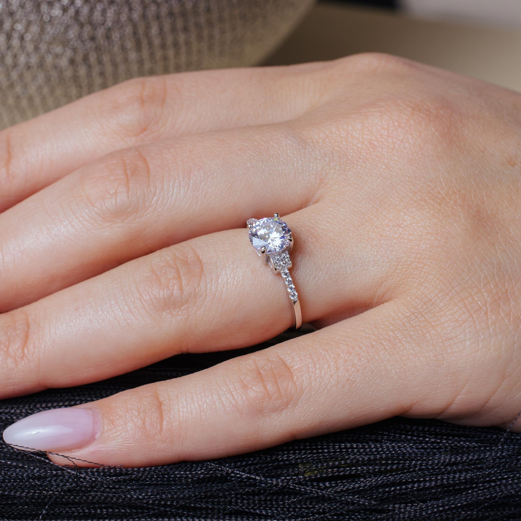 Anillo de piedra central redonda con vástago micro pavé chapado en rodio de plata 925 - BGR01070