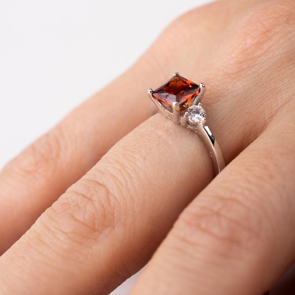 Anillo de plata de ley 925 rodiada con circonita roja central - BGR01138RED