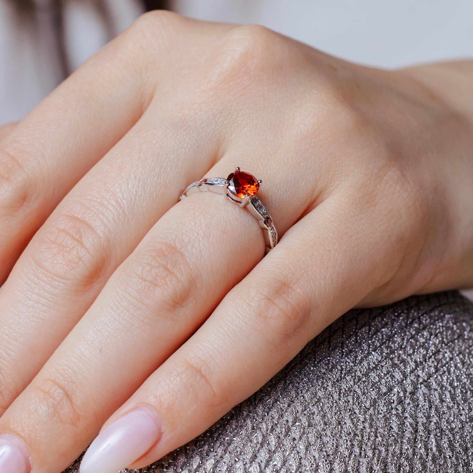 Anillo de plata de ley 925 rodiada con circonita cúbica roja central - BGR01191RED