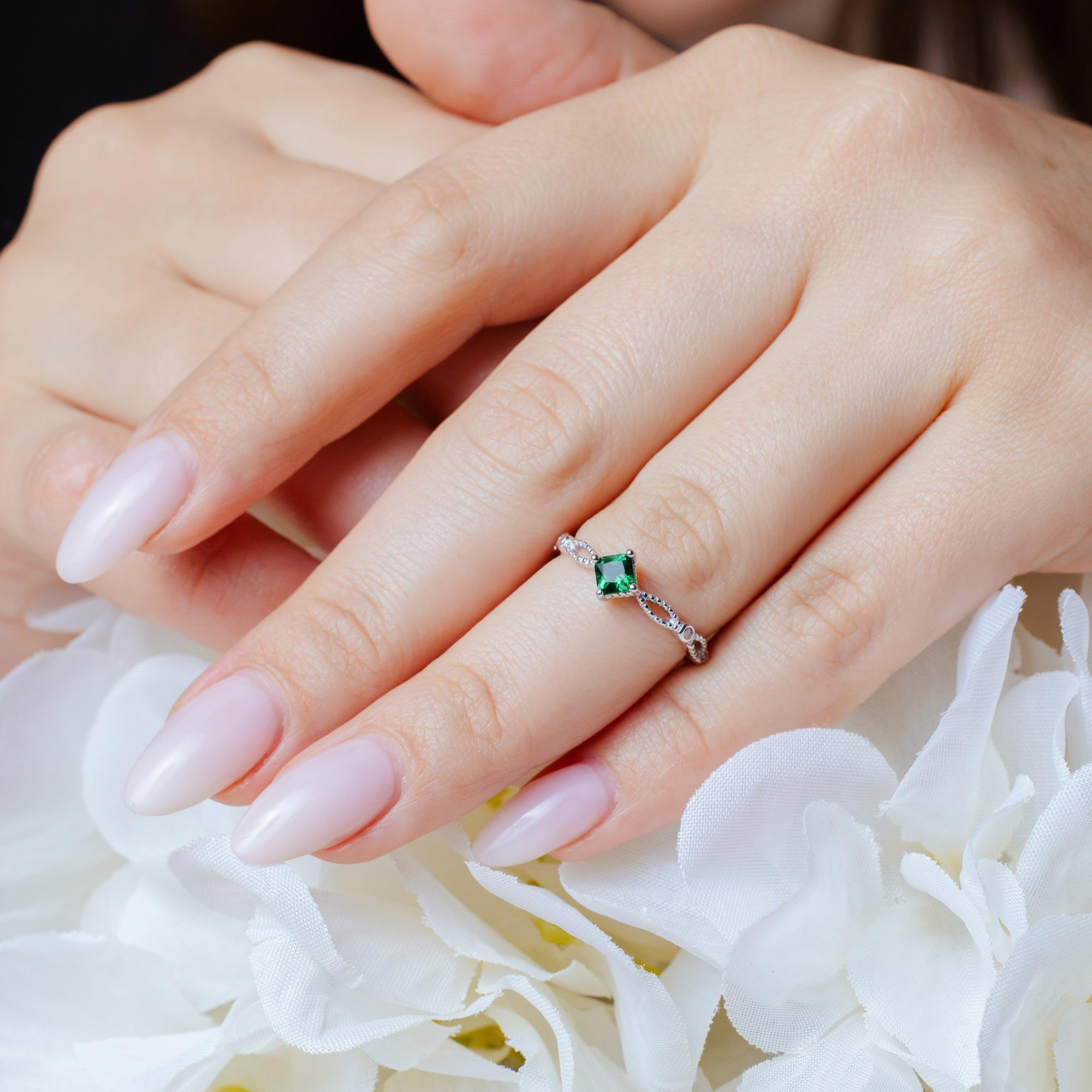 Anillo de plata de ley 925 rodiada con circonita verde marquesa - BGR01362GRN