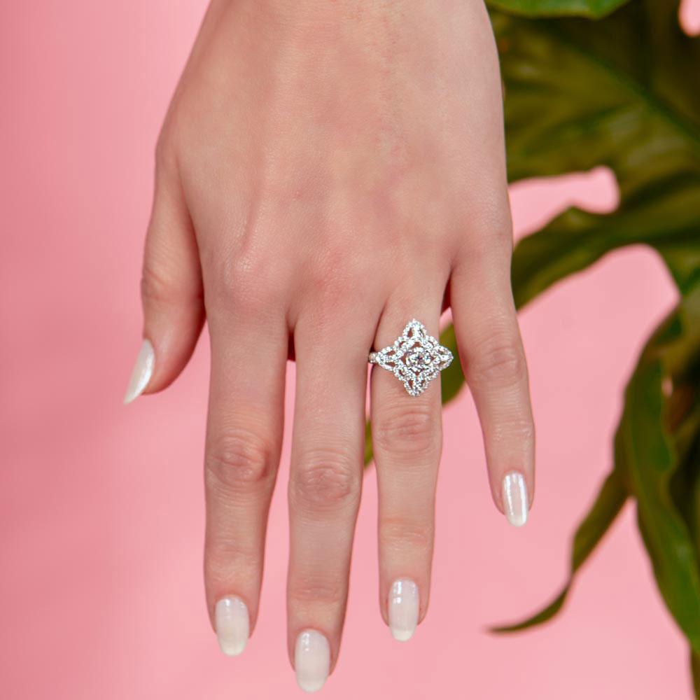 Anillo con diseño en forma de diamante chapado en rodio de plata 925 con incrustaciones de piedras CZ - GMR00087