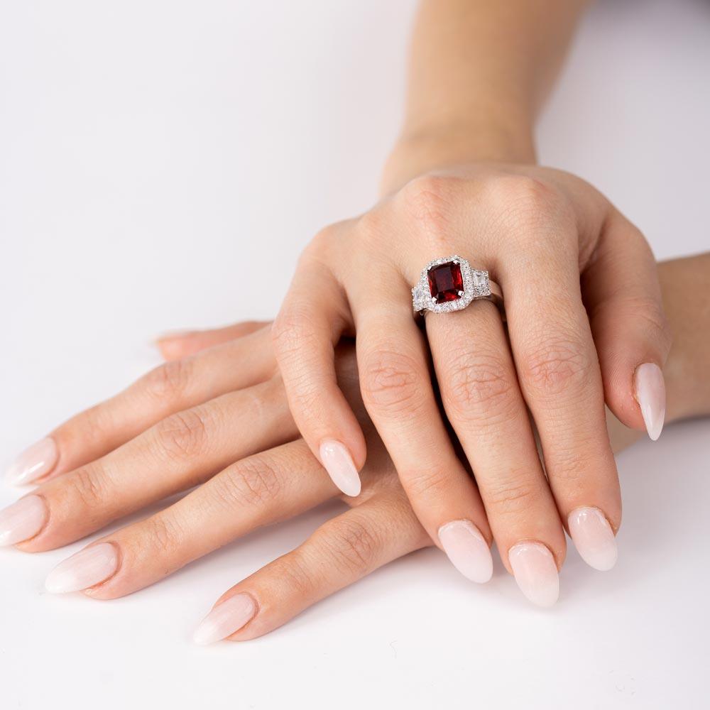 Anillo de piedra CZ central con corte de esmeralda roja chapado en rodio de plata 925 - GMR00101R