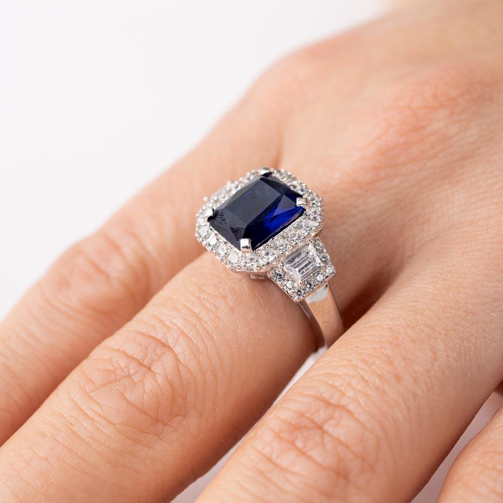 Anillo de piedra CZ central de talla esmeralda de zafiro chapado en rodio de plata 925 - GMR00101S