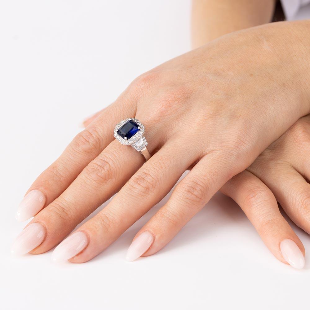 Anillo de piedra CZ central de talla esmeralda de zafiro chapado en rodio de plata 925 - GMR00101S