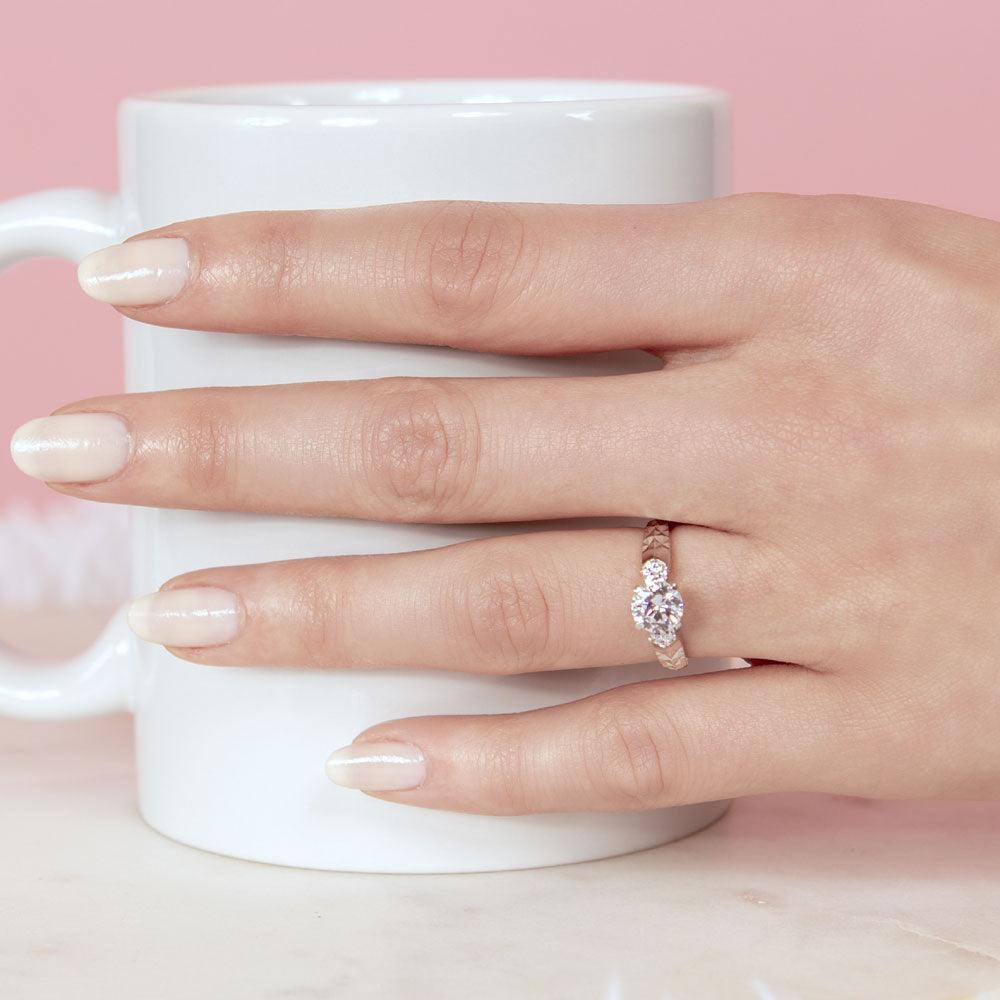 Anillo de piedra central CZ chapado en rodio de plata 925 con vástago martillado - GMR00109