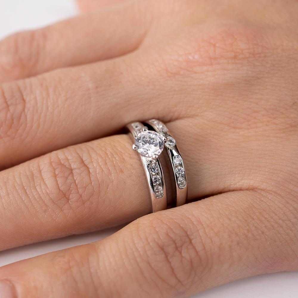 Anillo nupcial con conjunto de centro de pavé redondo chapado en rodio de plata 925 - GMR00134