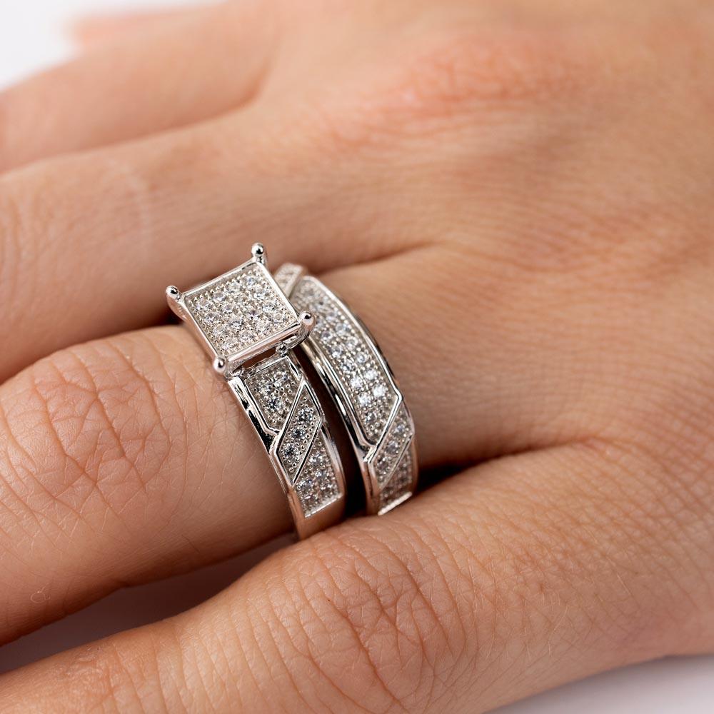 Anillo nupcial de trío con centro de pavé cuadrado chapado en rodio de plata 925 - GMR00150