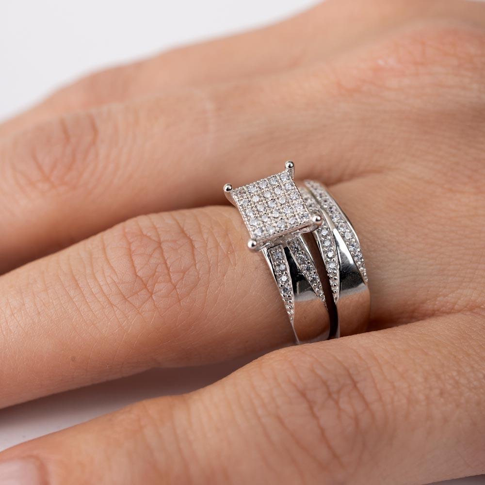 Anillo nupcial de trío con centro de pavé cuadrado chapado en rodio de plata 925 - GMR00160