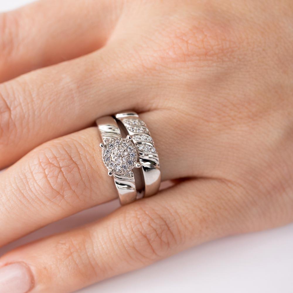 Anillo de bodas de plata de ley 925 rodiada con diseño de piedra lateral y centro de circonita cúbica Custer - GMR00164