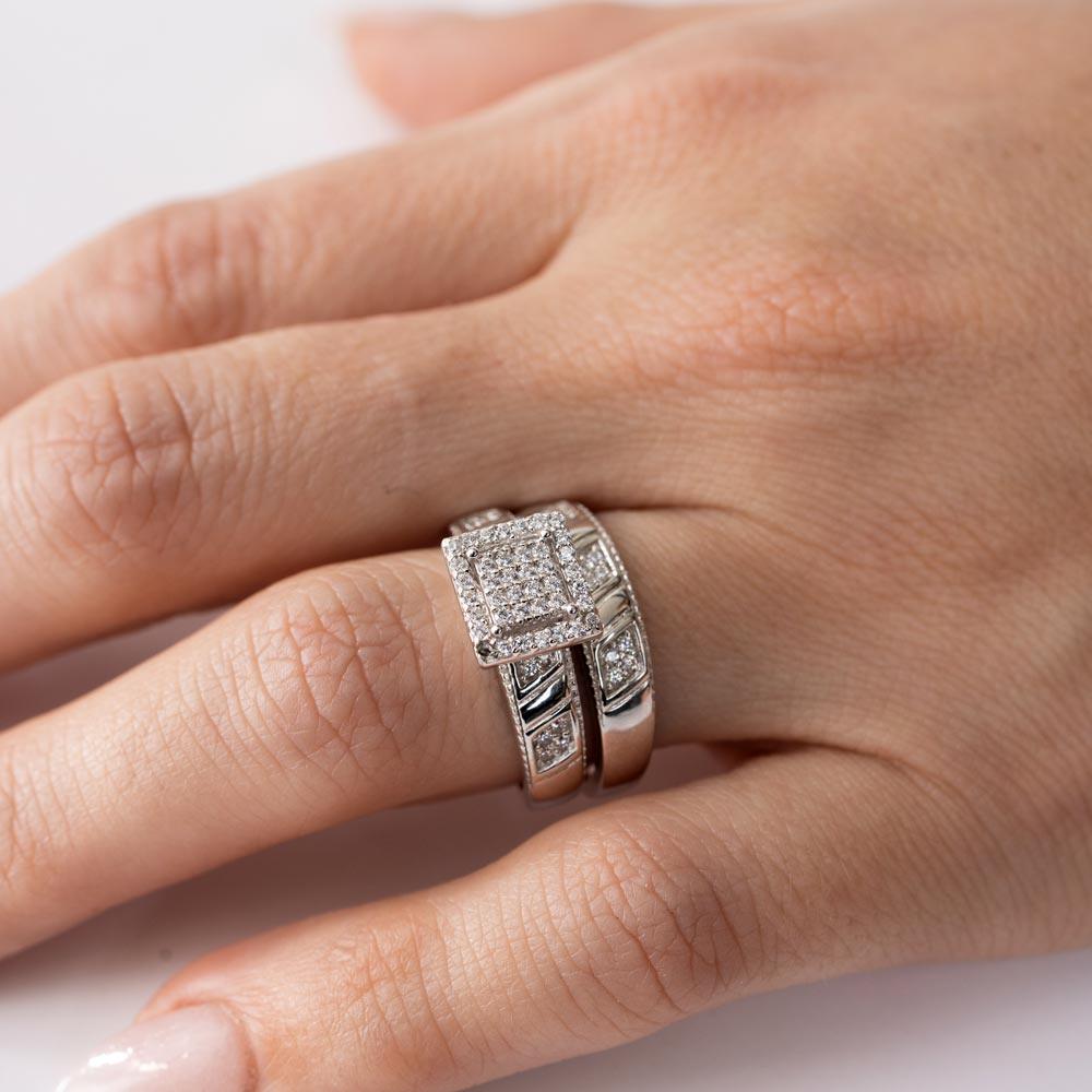 Anillo central cuadrado pavimentado con circonita cúbica chapada en rodio de plata 925 - GMR00166