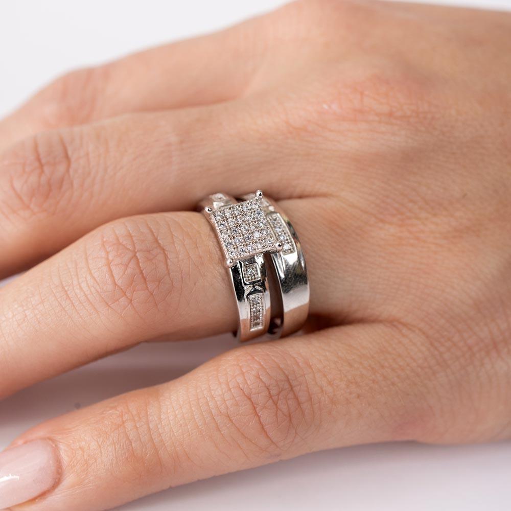 Anillo nupcial de trío con centro de pavé cuadrado chapado en rodio de plata 925 - GMR00168