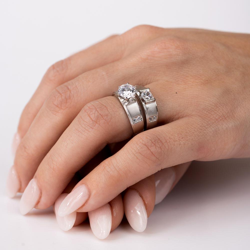 Anillo nupcial de trío central redondo de plata 925 chapada en rodio con acabado mate - GMR00190