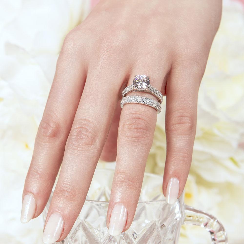 Anillo nupcial de plata de ley 925 rodiada con micropavé y piedra central - GMR00204