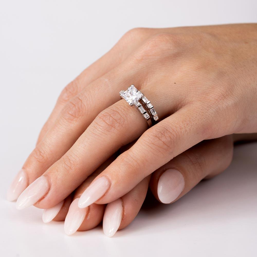 Anillo de compromiso de plata de ley 925 rodiada con corte princesa - GMR00265