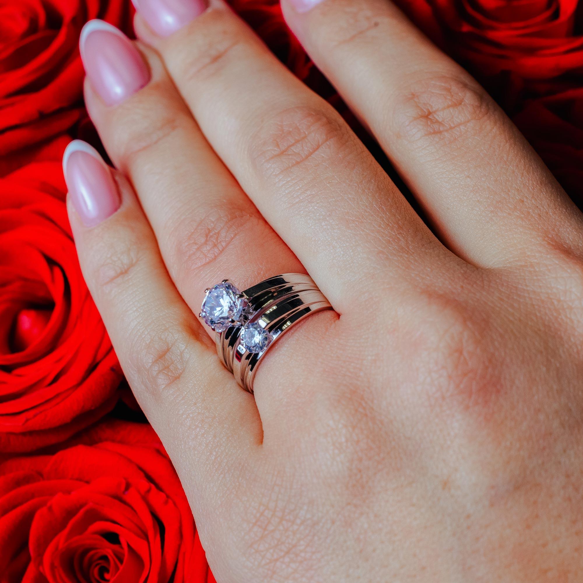 Anillo de tres piedras con circonitas redondas en plata de ley 925 rodiada - GMR00283