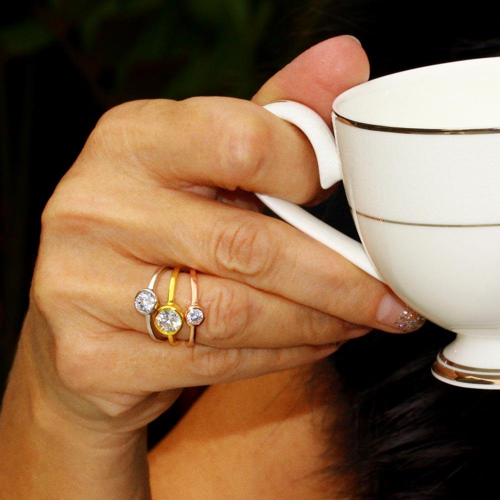 Anillo apilable de tres circonitas redondas bañado en plata de ley 925 - STR01067