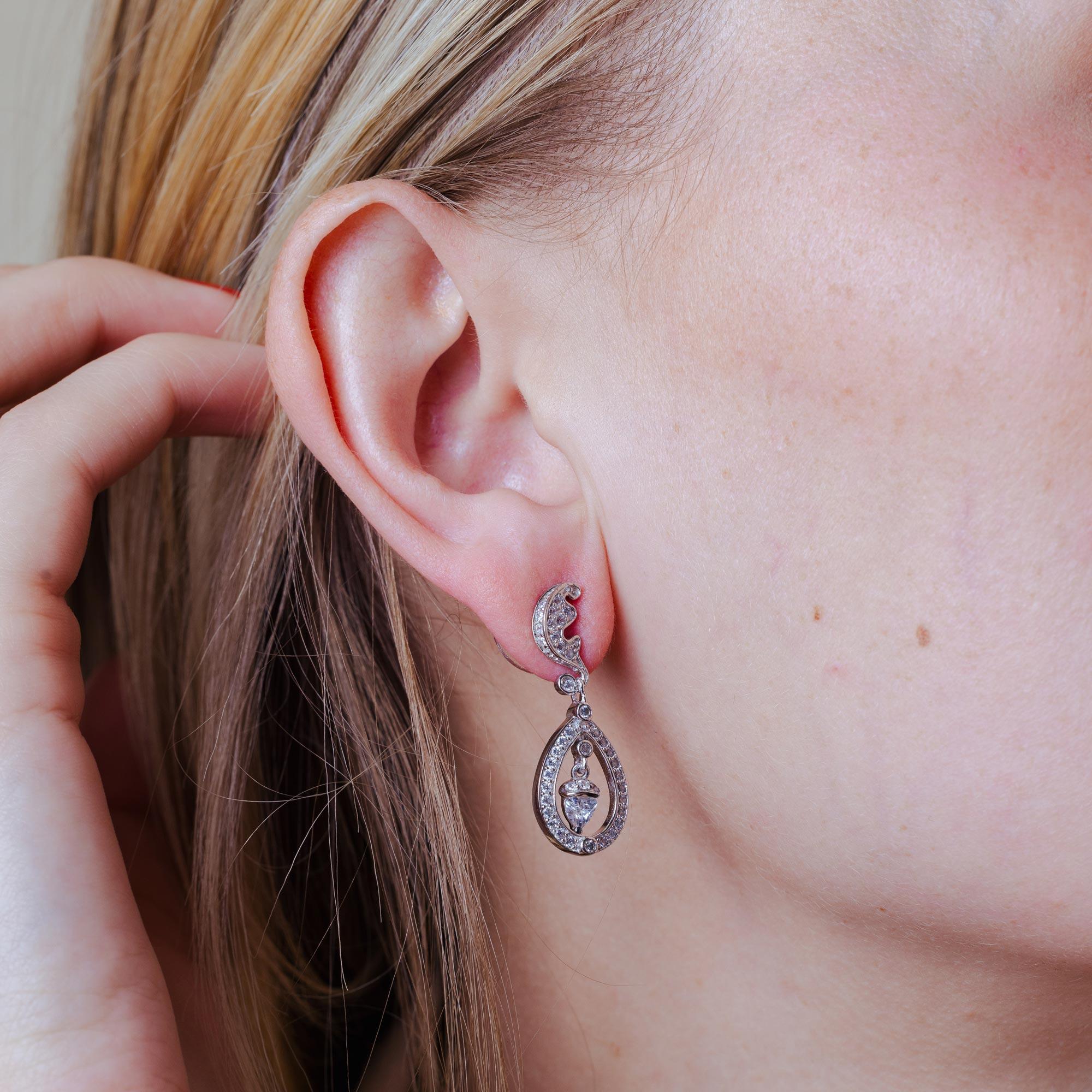 Pendientes colgantes de plata de ley 925 con circonita cúbica y filigrana chapada en rodio - BGE00216