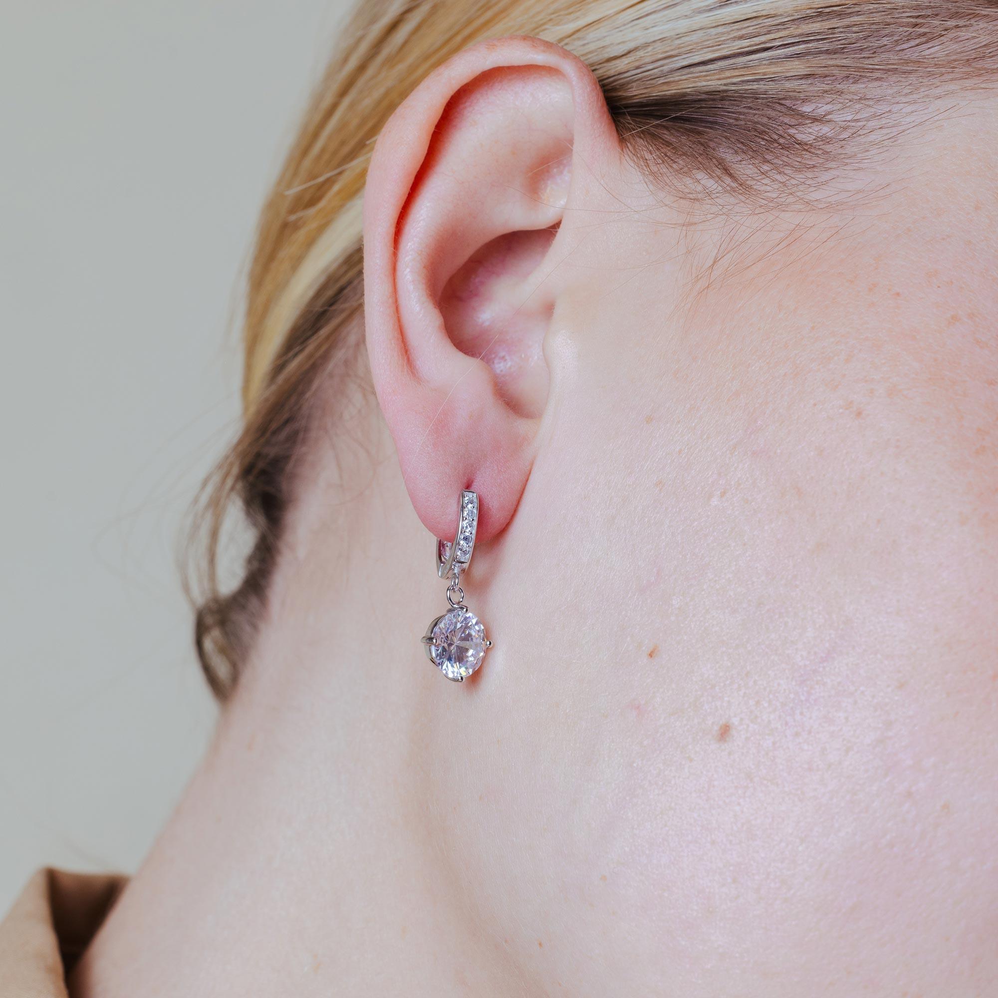 Pendientes de aro colgantes con circonita cúbica de canal redondo chapado en rodio de plata 925 - BGE00263