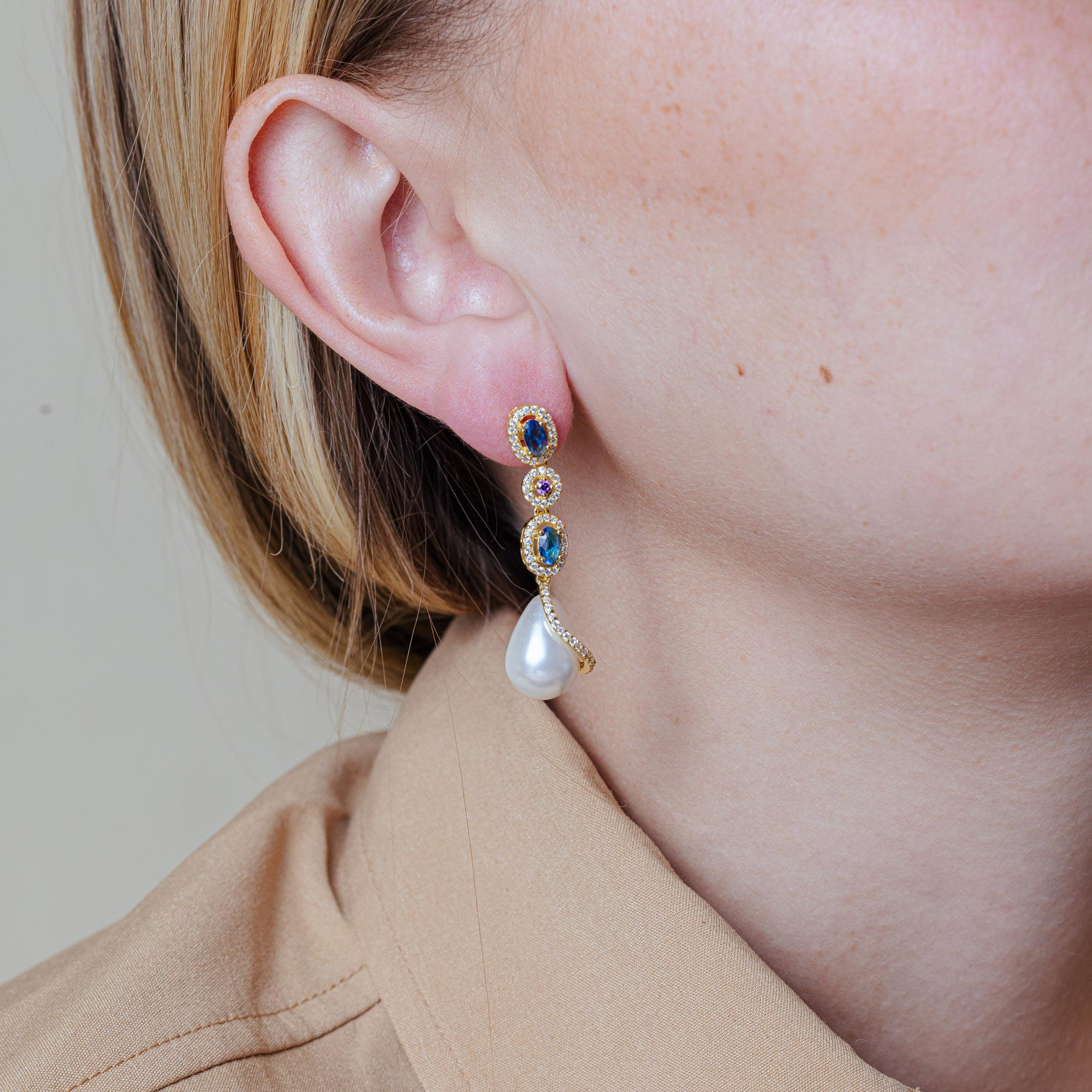 Pendiente colgante de plata de ley 925 bañado en oro con circonitas multicolor y perlas sintéticas envueltas en circonitas - BGE00544