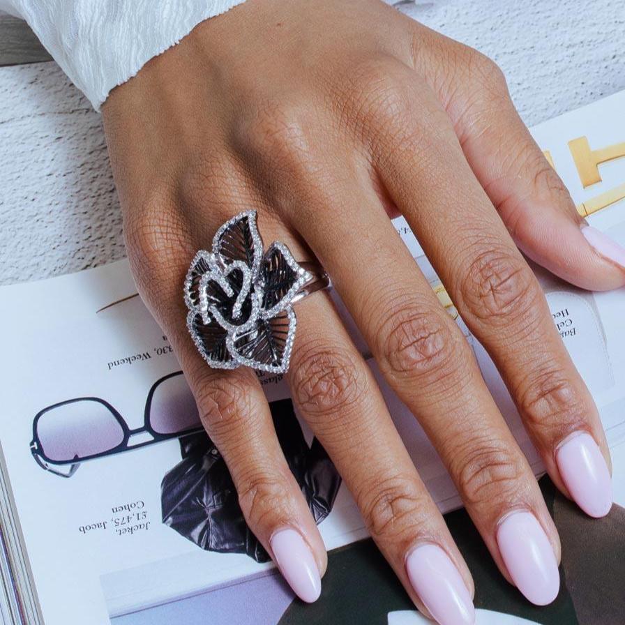 Anillo de flor abierta de circonita transparente de 2 tonos chapado en rodio negro y rodio de plata 925 - BGR00316BLK