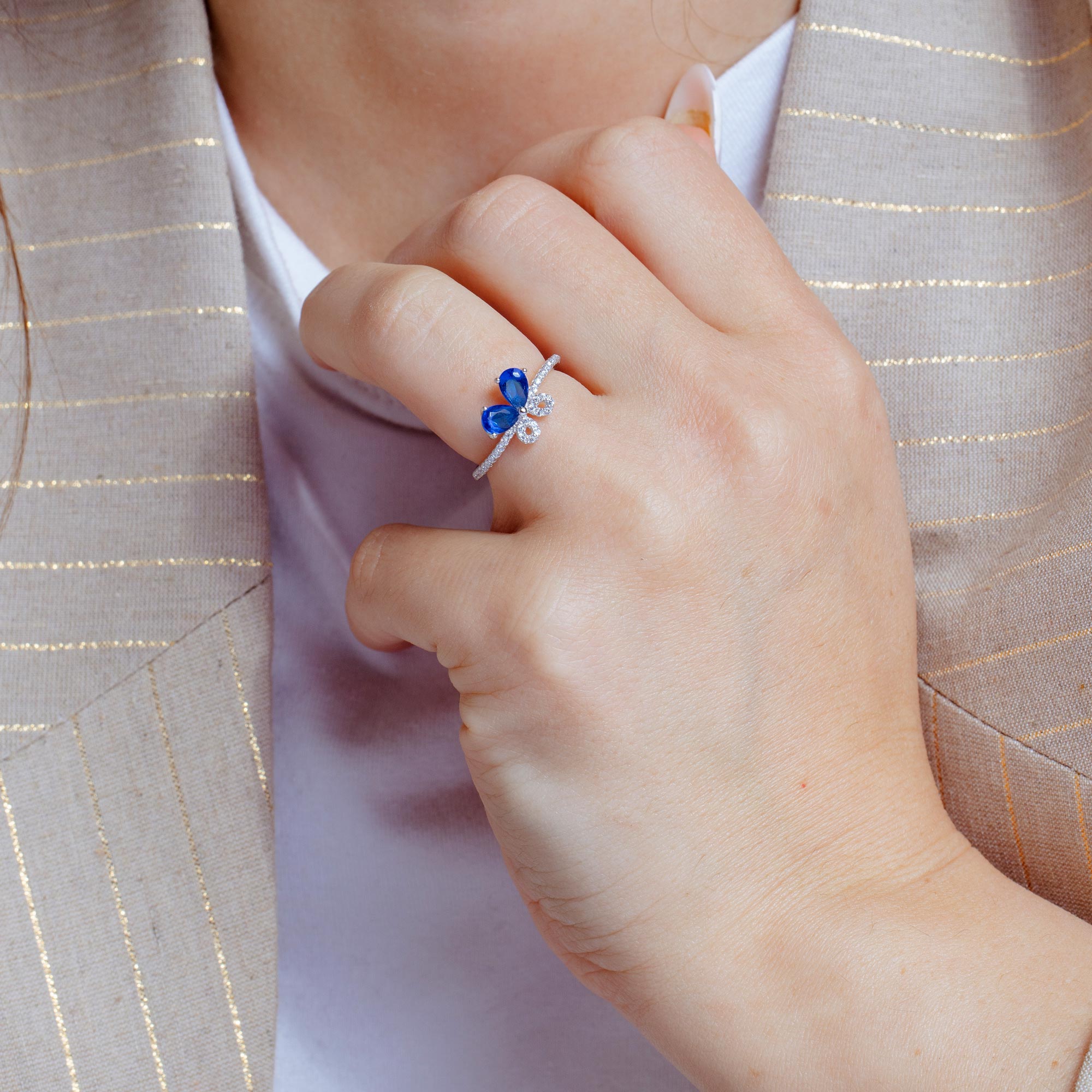 Anillo de mariposa azul con circonitas cúbicas en plata de ley 925 rodiada - BGR01164BLU