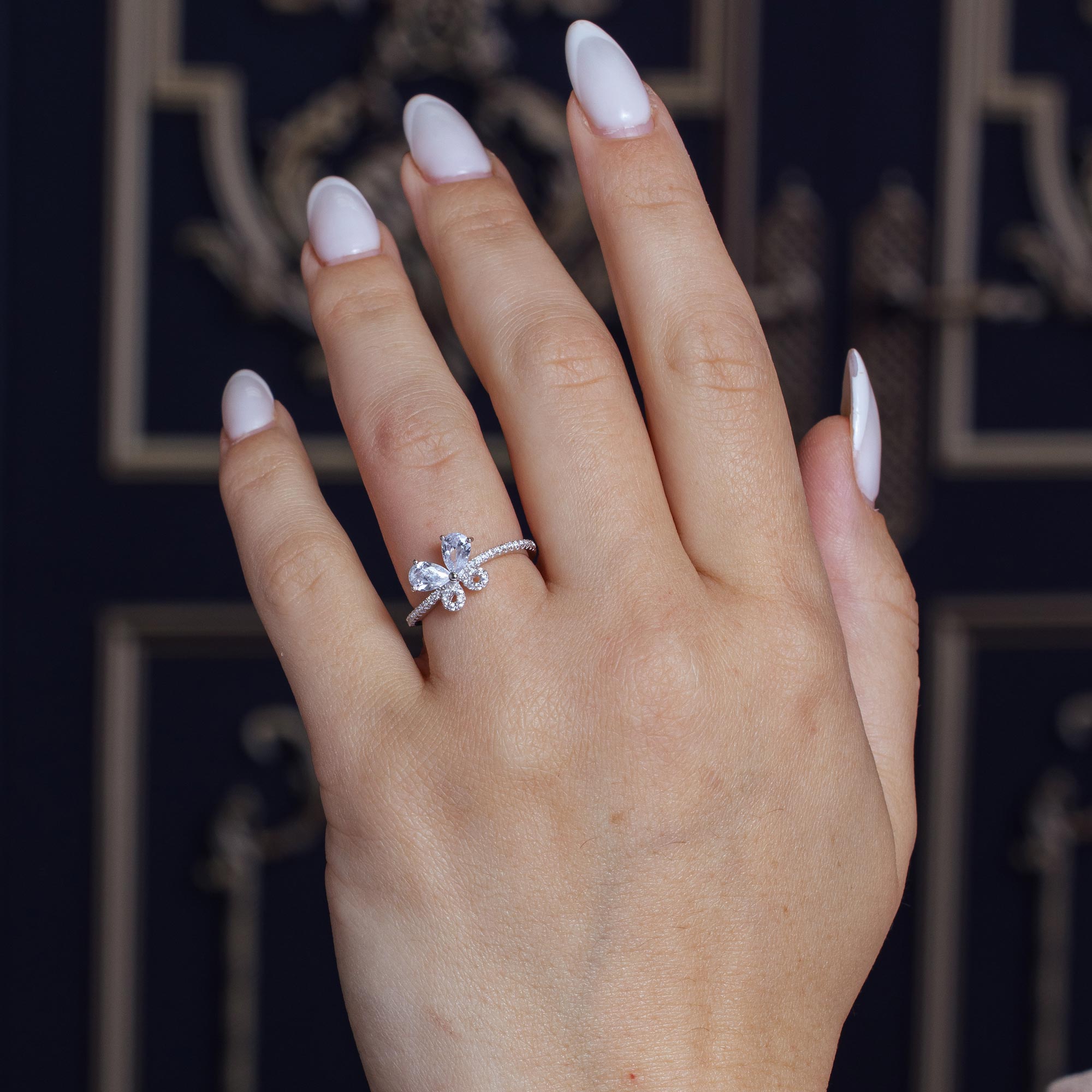 Anillo de plata de ley 925 rodiada con circonita cúbica transparente y mariposa - BGR01164CLR
