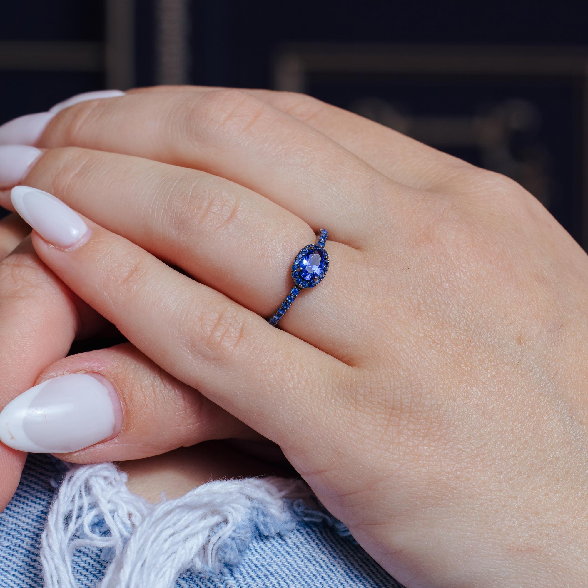 Anillo de plata de ley 925 con rodio negro y circonita azul ovalada - BGR01235