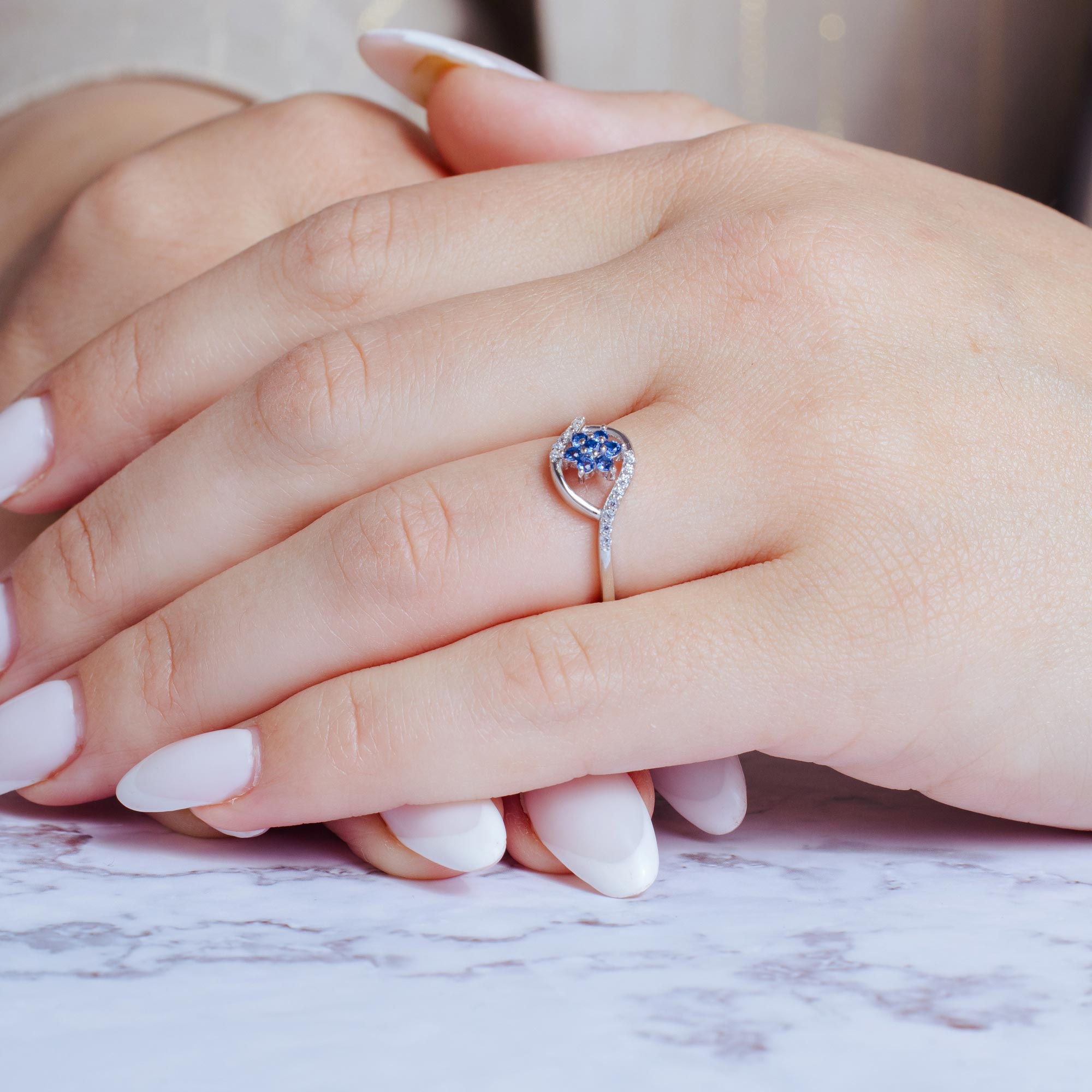 Anillo de plata de ley 925 rodiada con flor azul central y circonita cúbica - BGR01252BLU