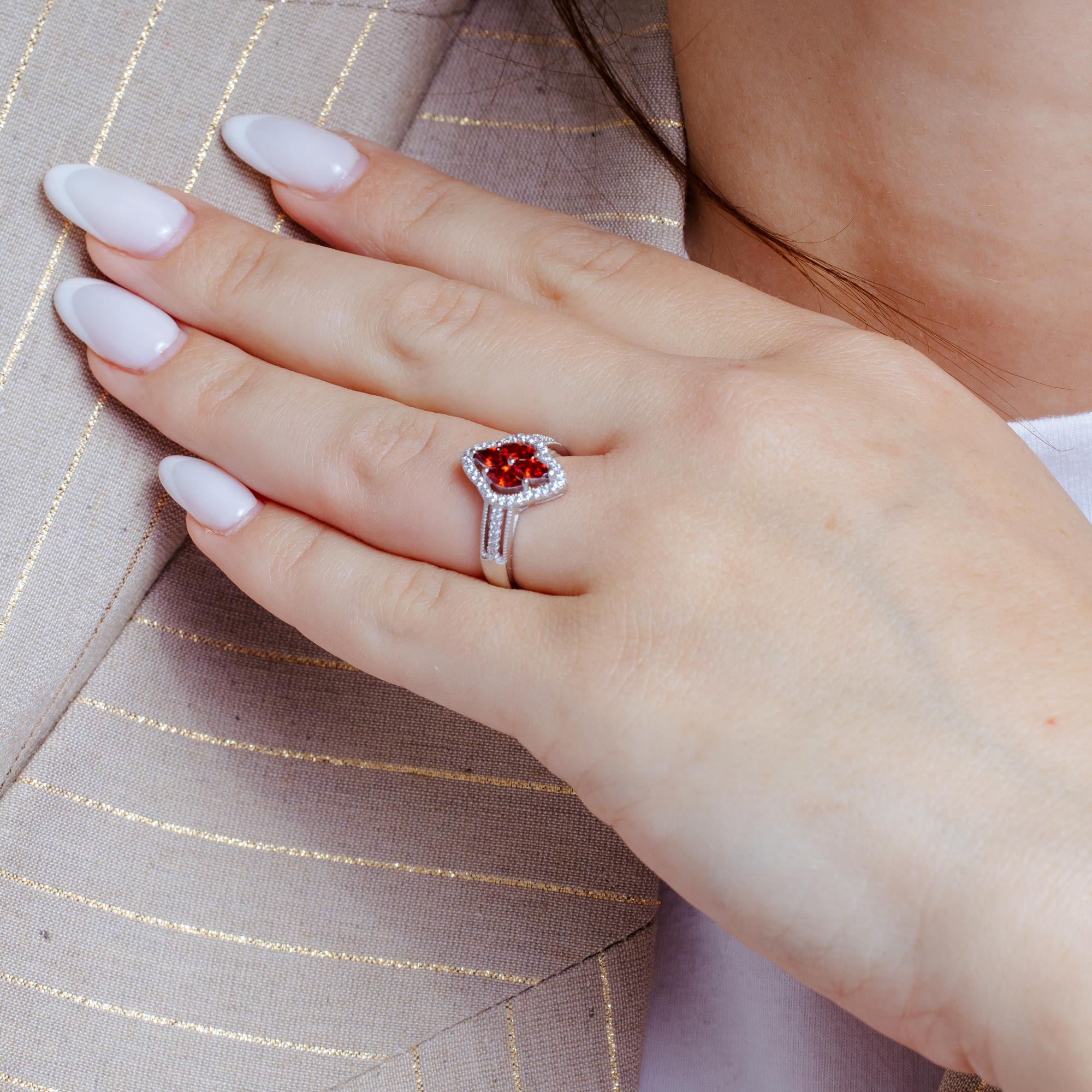 Anillo de plata de ley 925 rodiada con 4 circonitas rojas centrales de talla marquesa - BGR01253RED