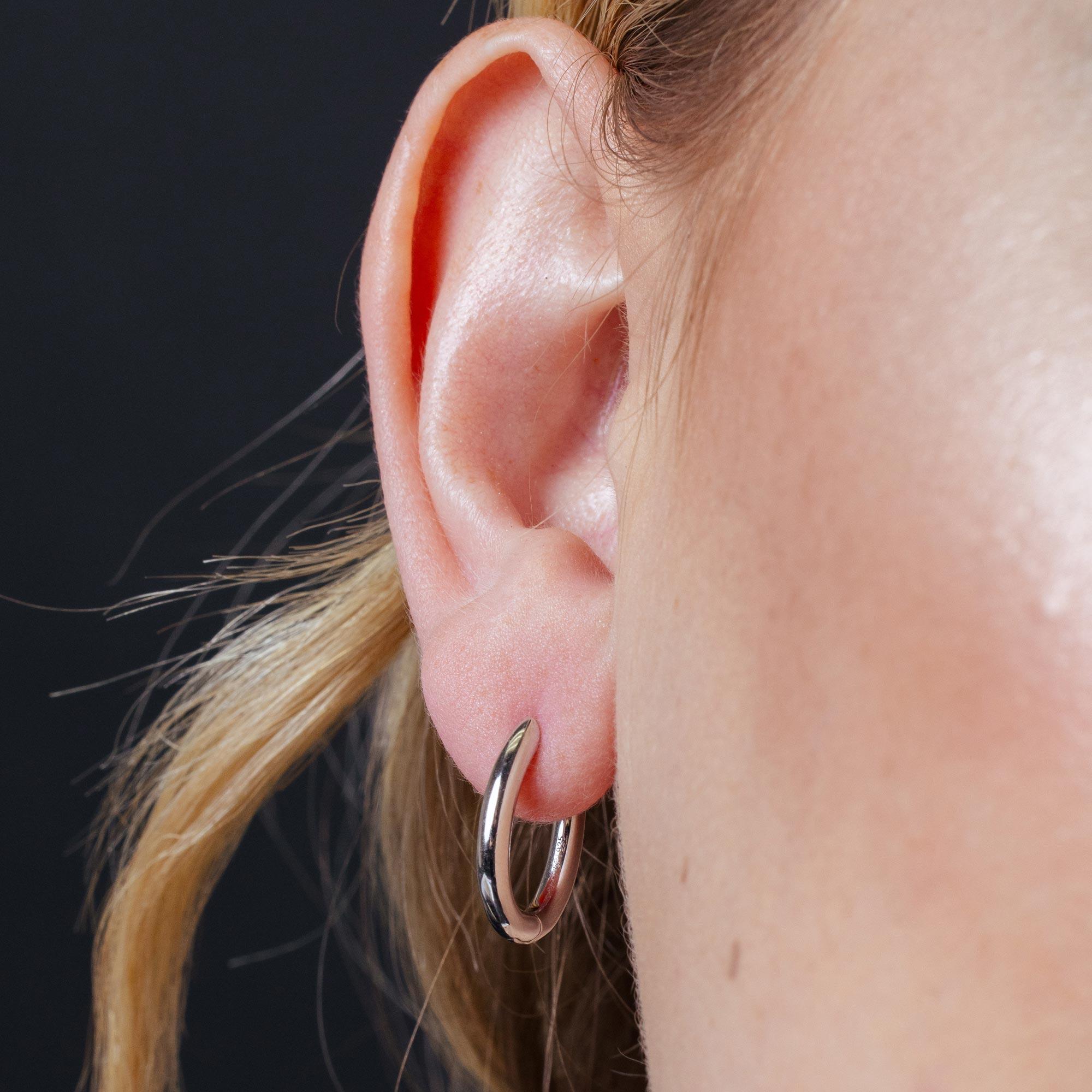 Pendiente de aro ovalado de plata de ley rodiada - STE01356RH