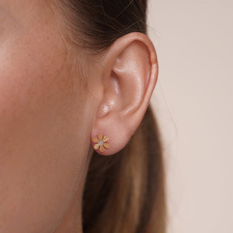 14KE0001. - Pendientes de margaritas iridiscentes en oro amarillo y blanco de 14 quilates