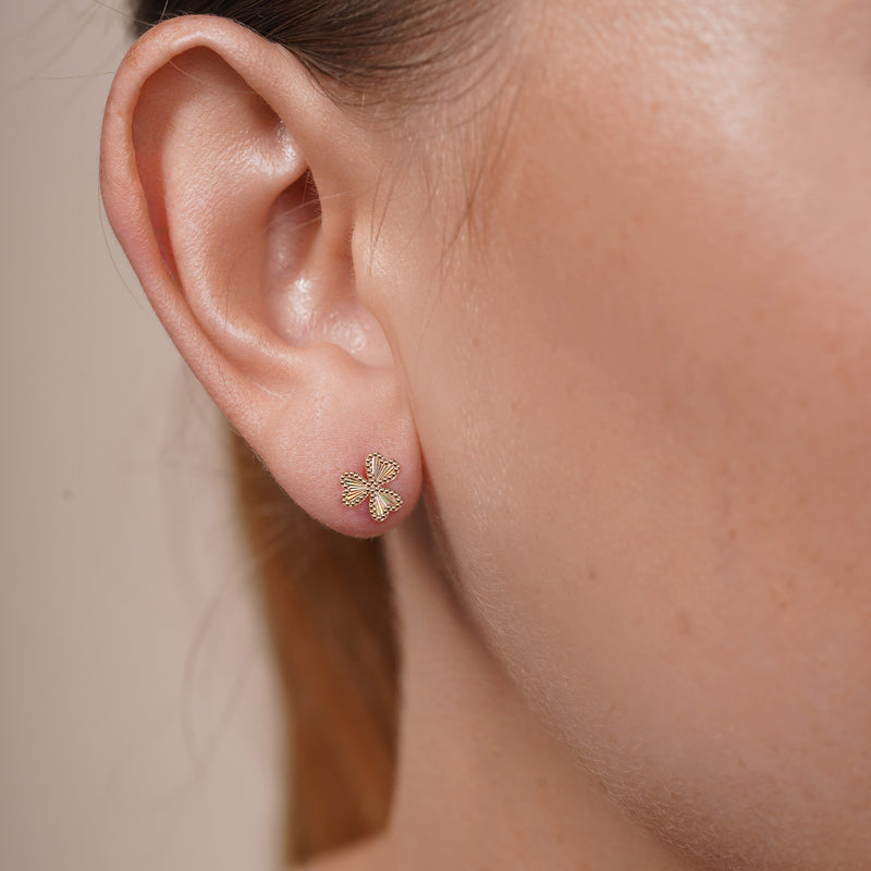 14KE0009. - Pendientes de trébol con corte de diamante iridiscente y cuentas de oro amarillo de 14 quilates