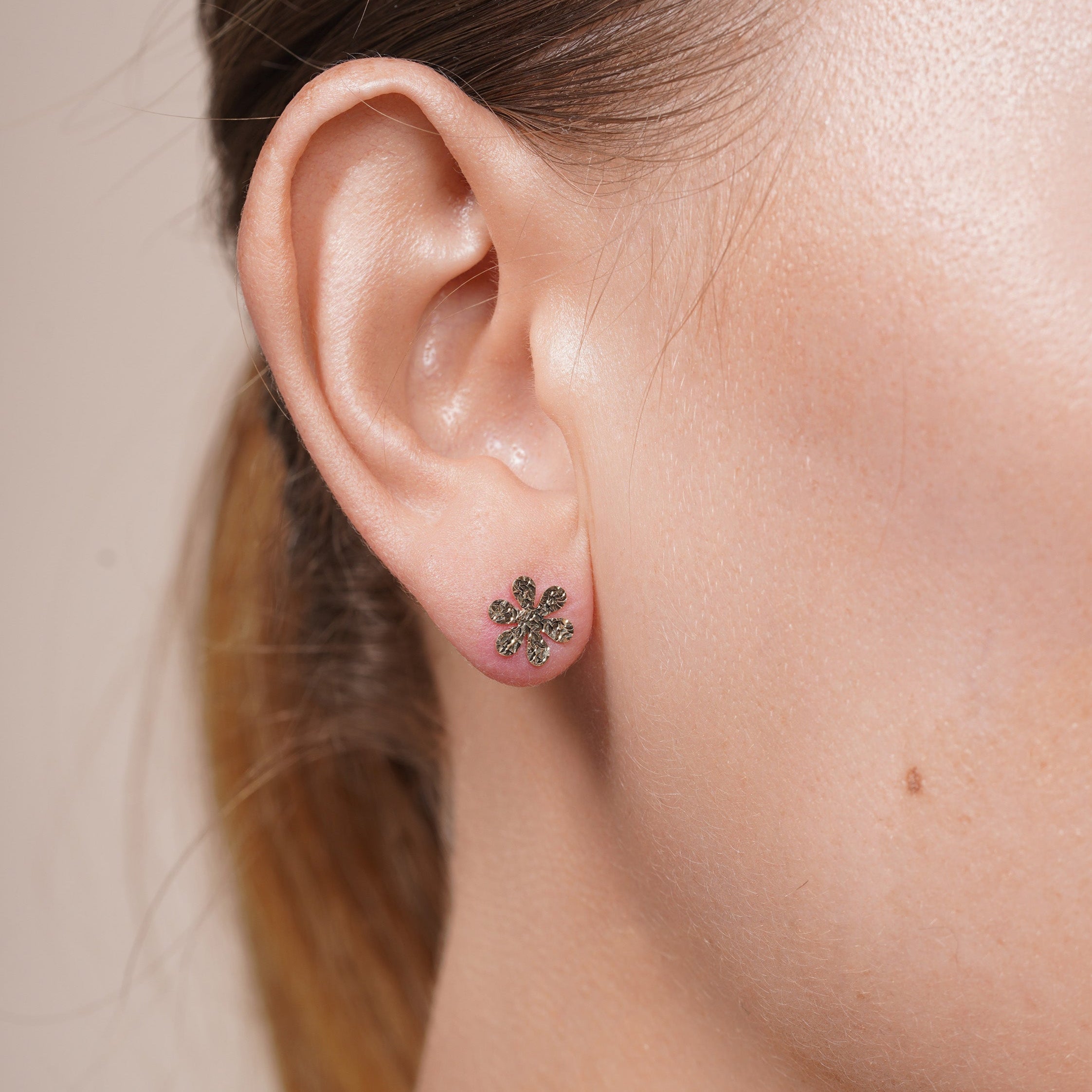 14KE0018. - 14 Karat Yellow Gold Confetti Diamond Cut Flower Earrings