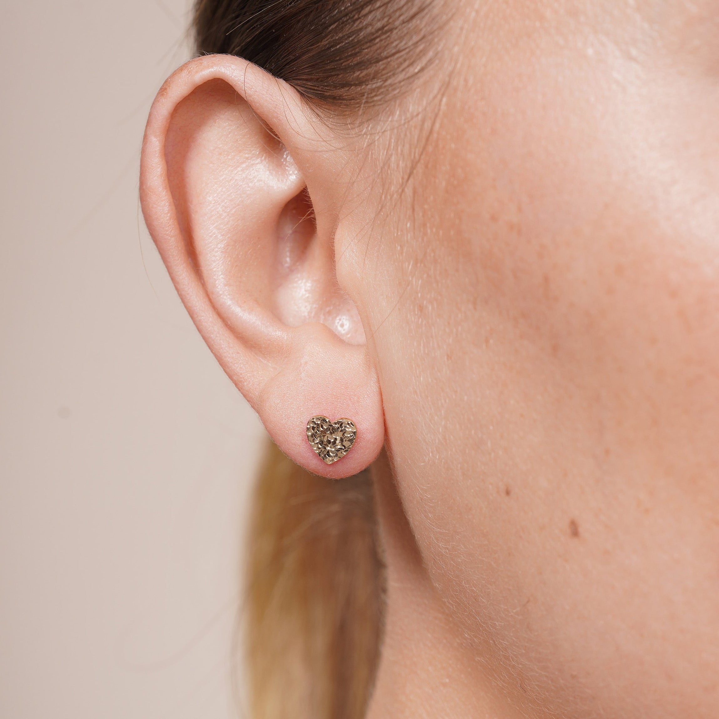 14KE0020. - 14 Karat Yellow Gold Diamond Cut Confetti Heart Earrings