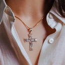 14P00045 - Colgante de circonita transparente con crucifijo de oro amarillo de 14 quilates con talla baguette y diamante