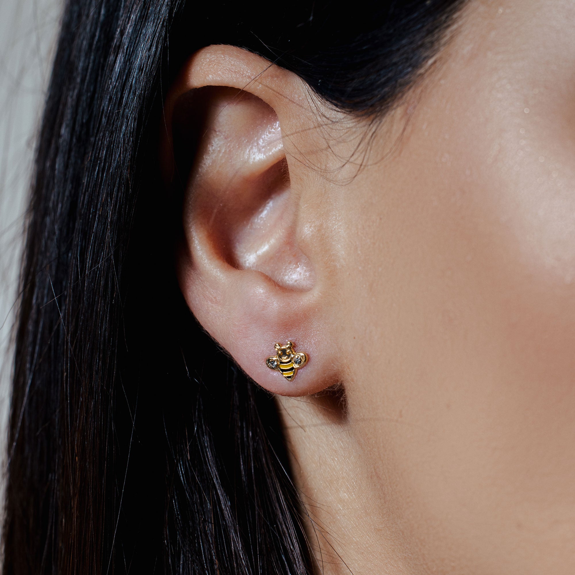 14E00432. - Aretes con rosca de circonita transparente con esmalte amarillo y negro de abeja amarilla de 14 quilates