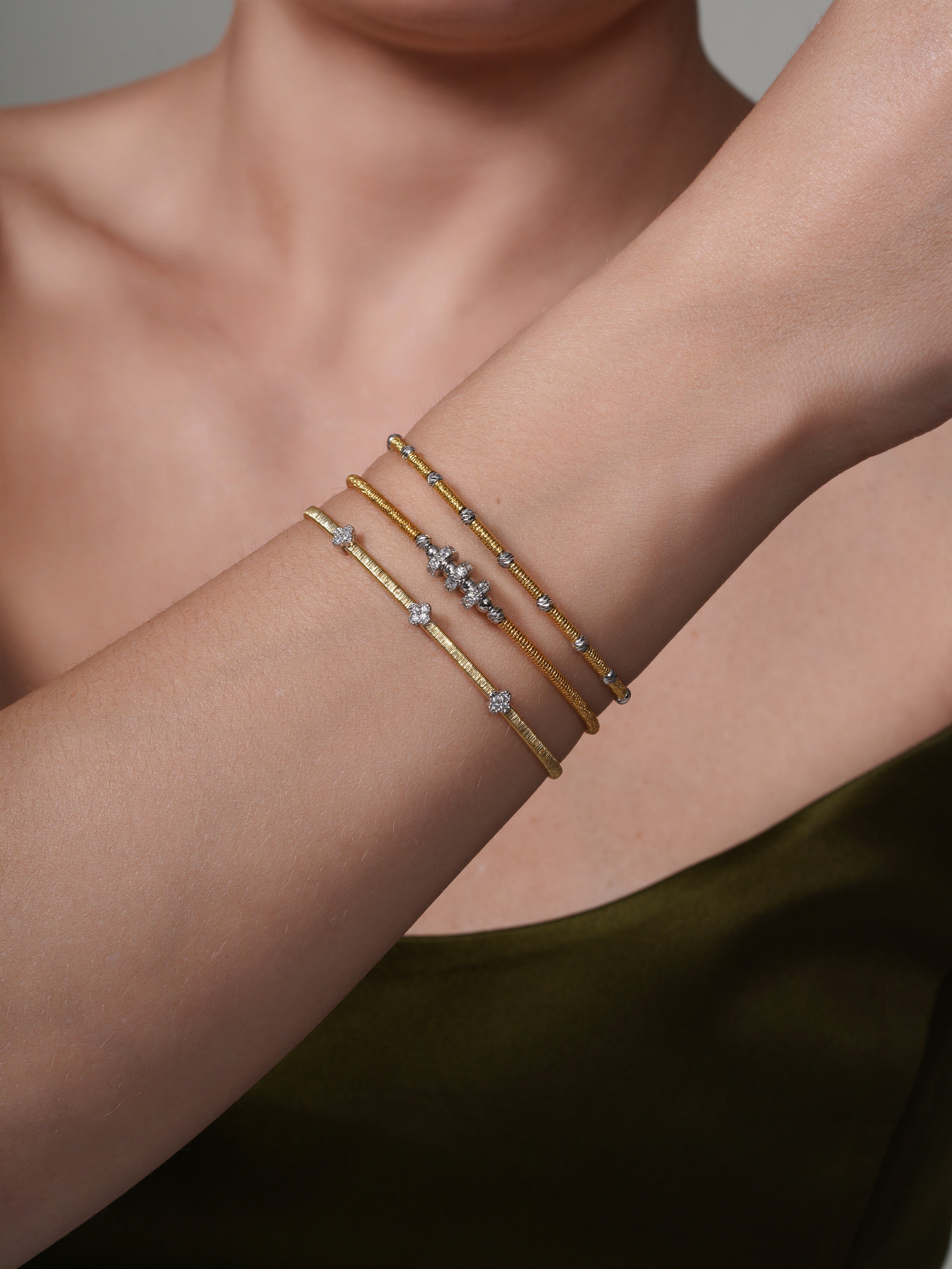 Brazalete abierto de tres corazones con circonitas cúbicas en plata de ley 925 bañada en oro - ARB00006GP