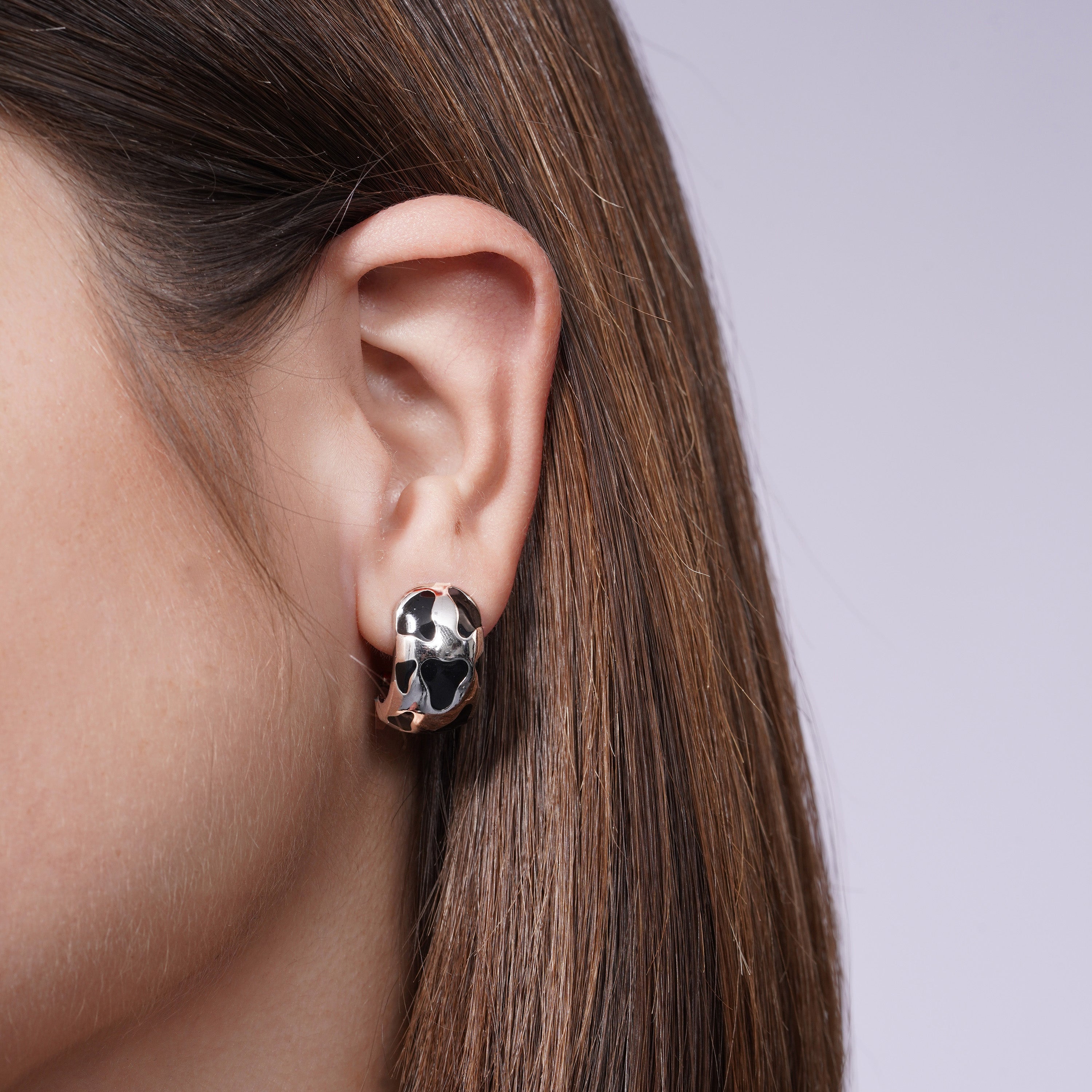 Liquidación - Pendientes de aro con estampado de vaca en plata 925 rodiada - BGE00126