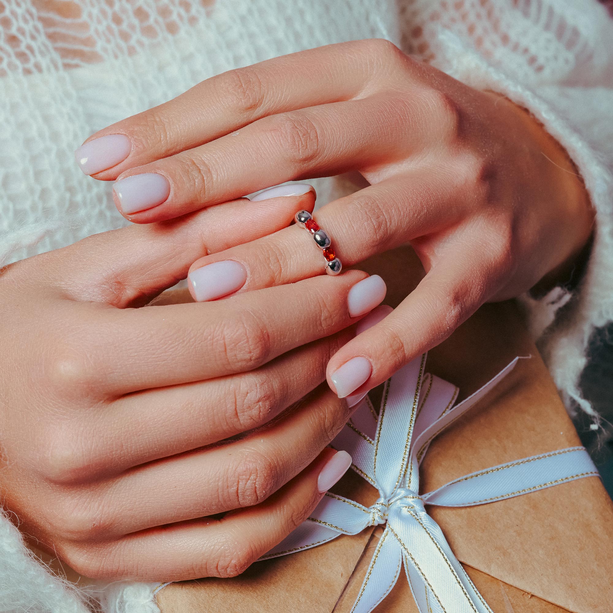 Anillo de plata de ley 925 rodiada con circonita roja - BGR01308RED