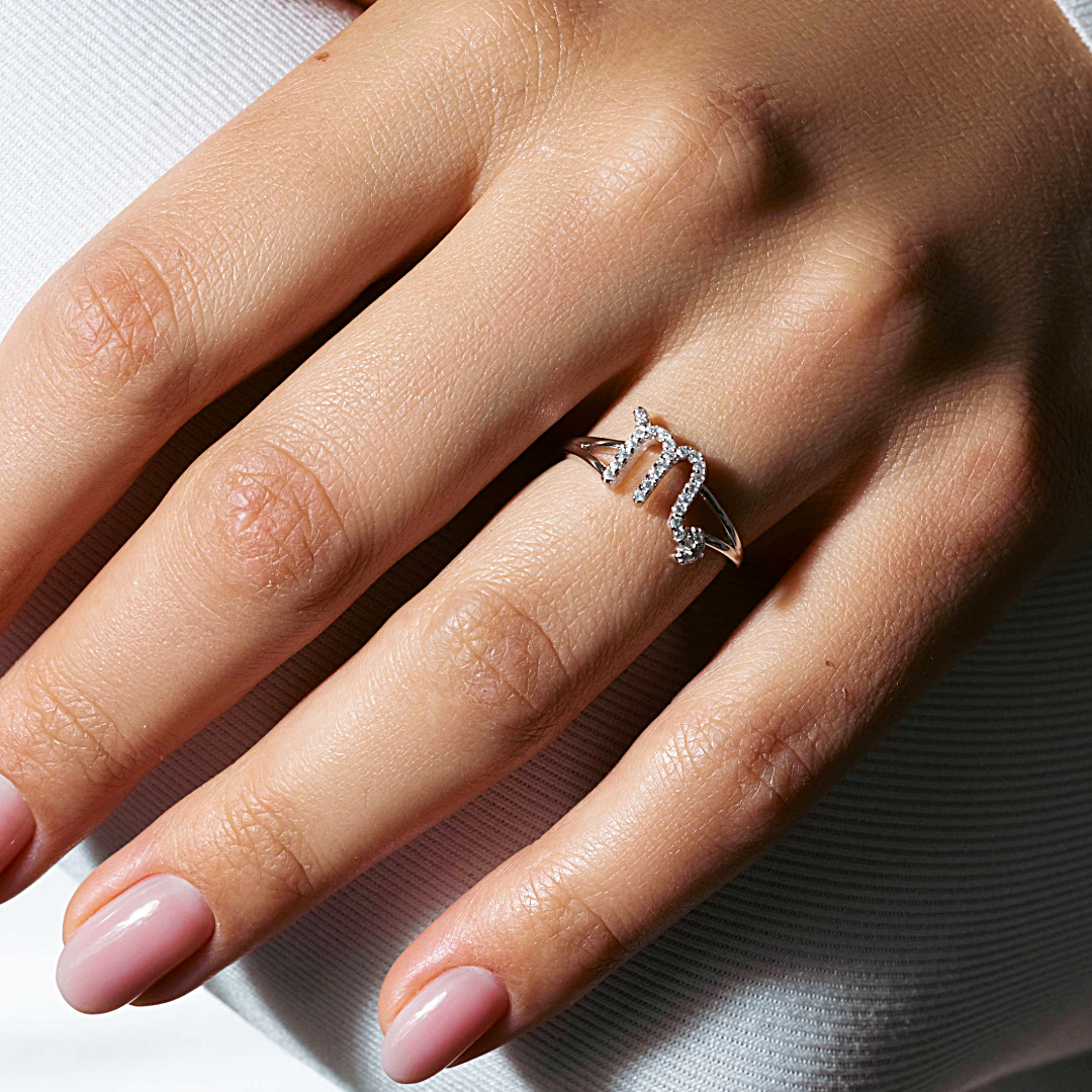 Anillo de plata de ley 925 rodiada con circonita cúbica y signo del zodiaco Escorpio - BGR01329